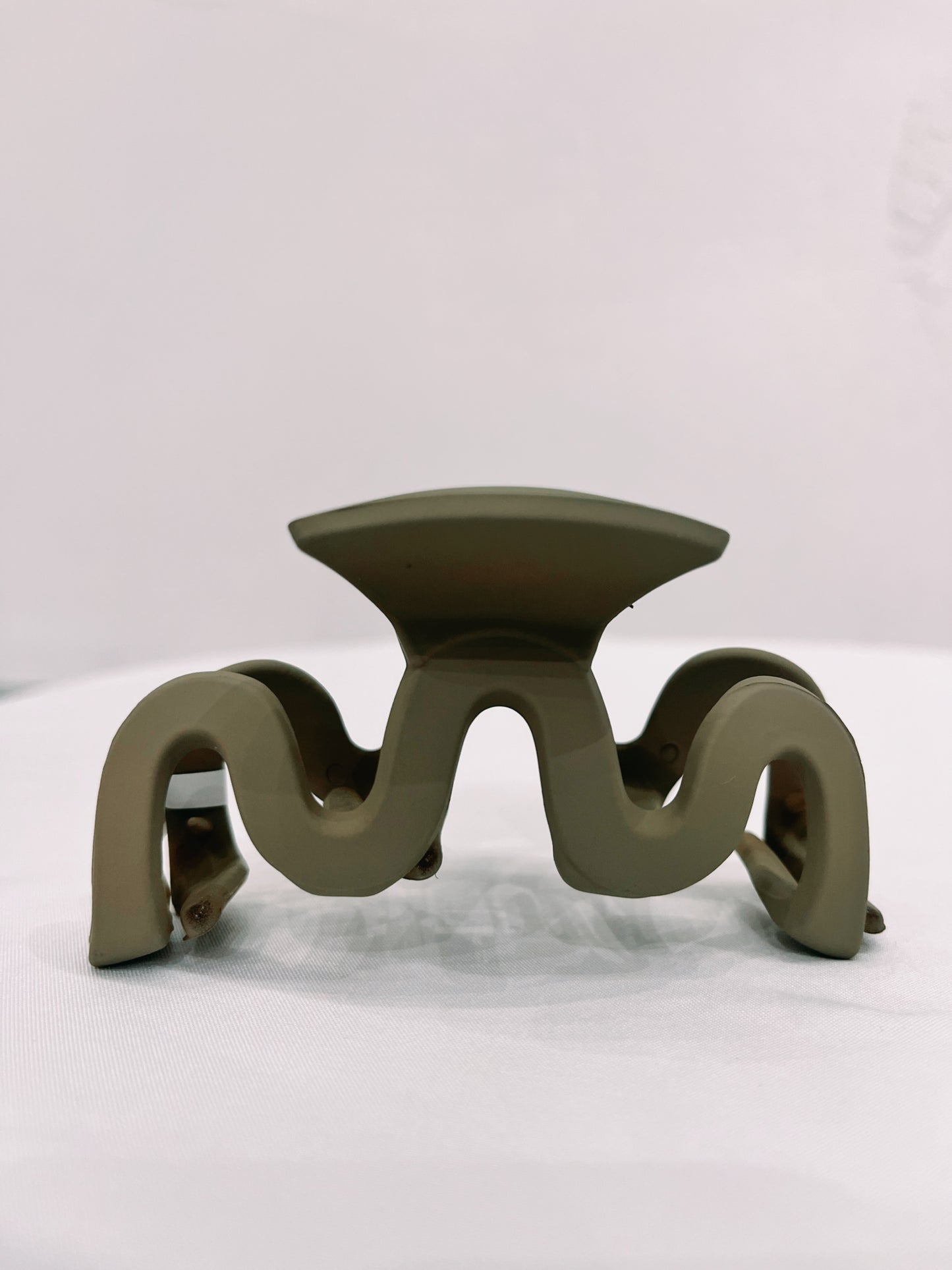 Matte Wavy Claw Clip