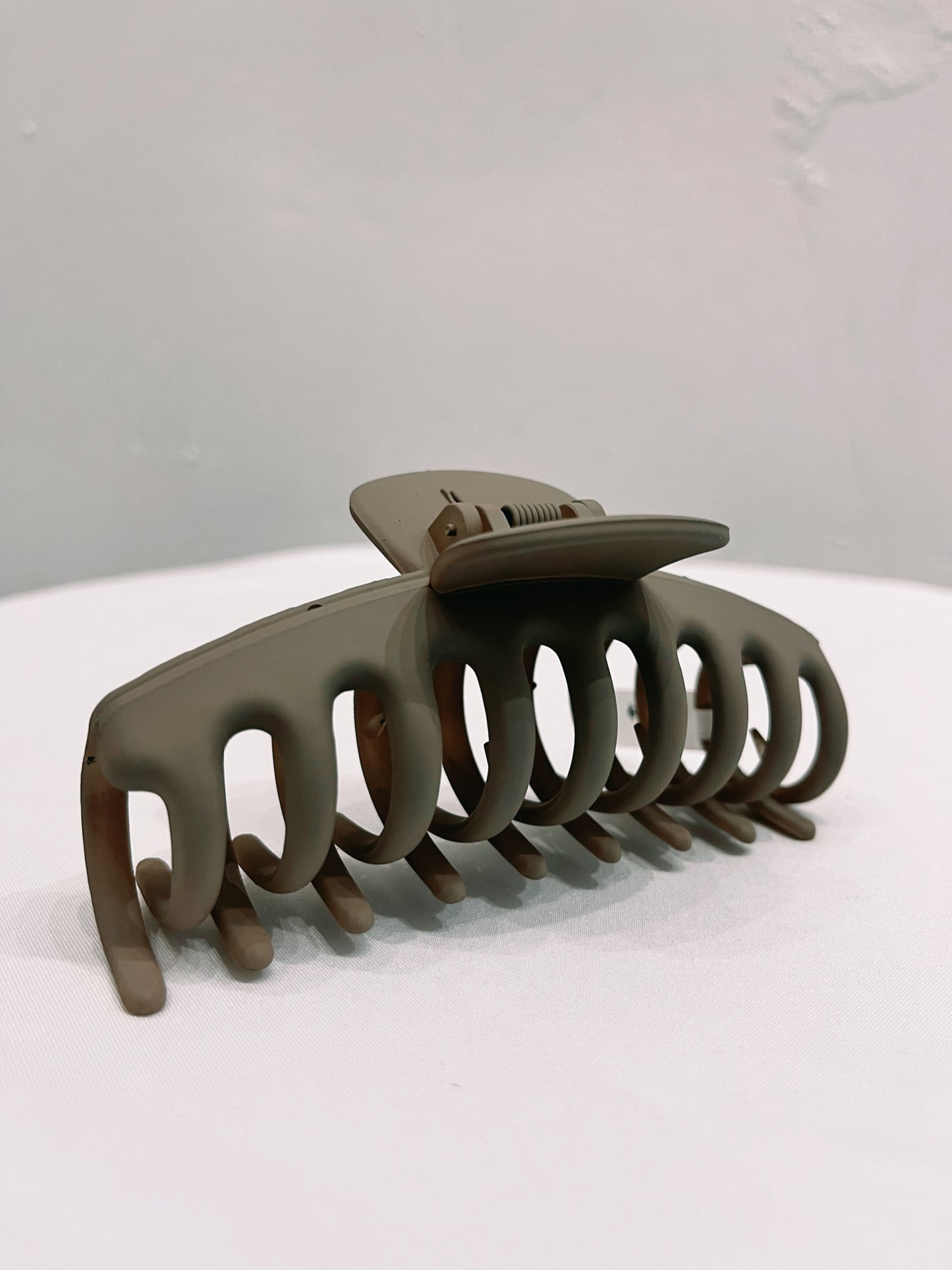 Oversized Matte Hair Claw