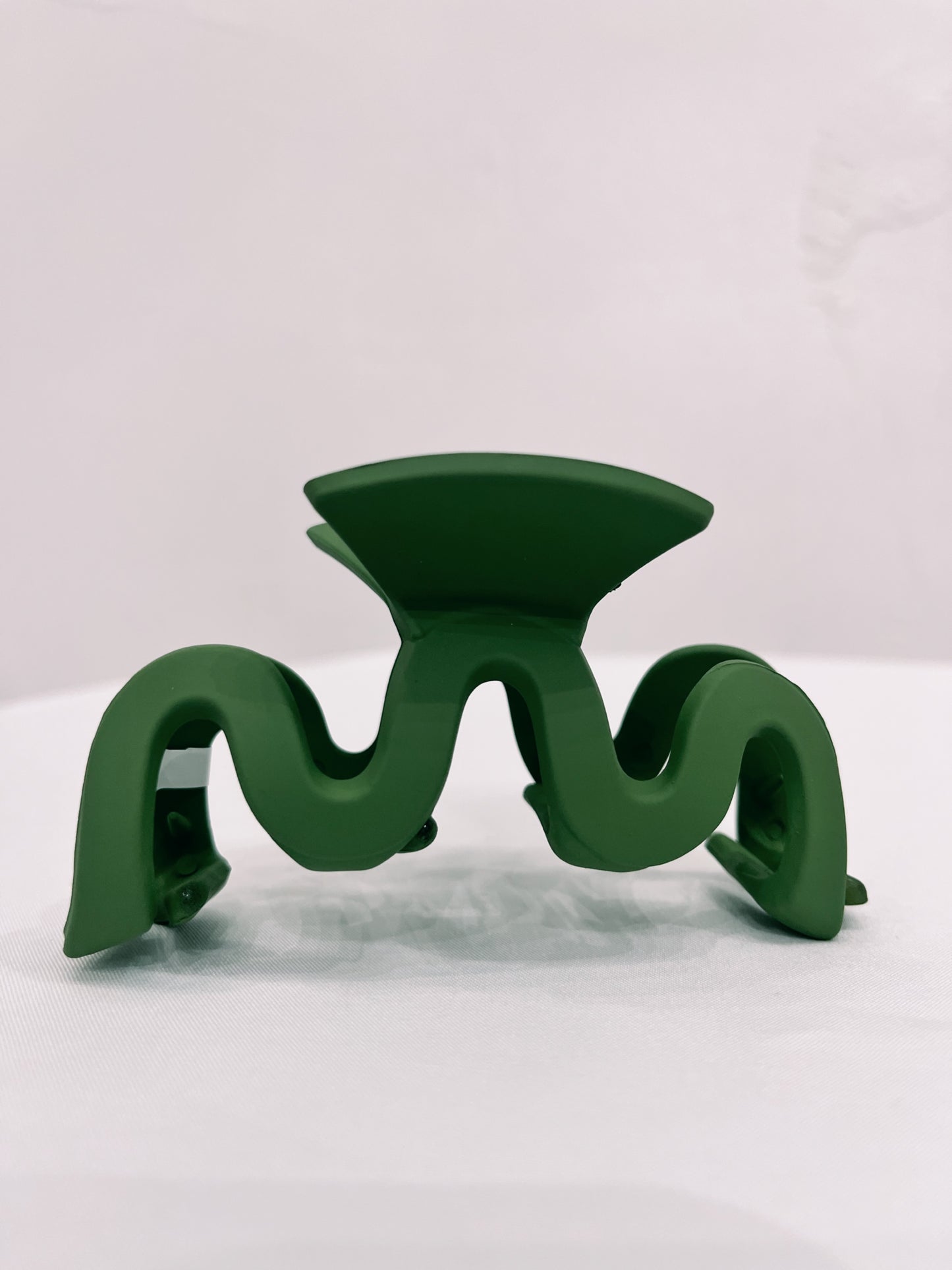 Matte Wavy Claw Clip