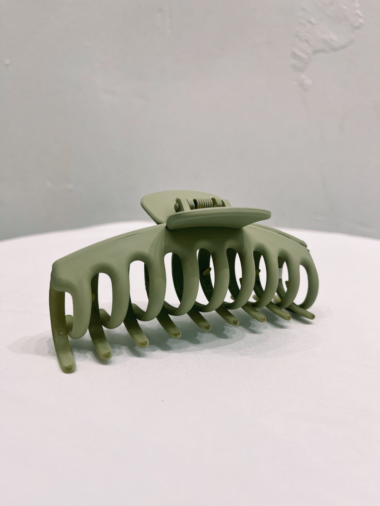 Oversized Matte Hair Claw
